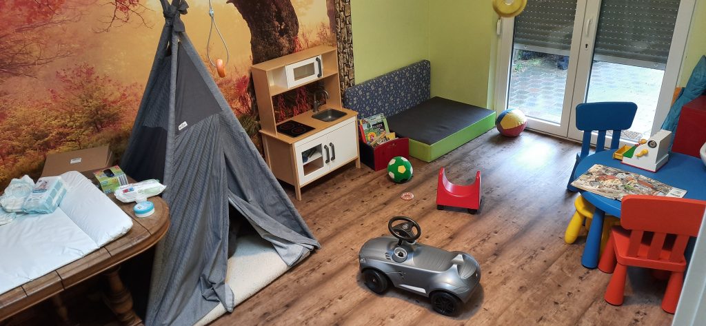 Kinderzimmer mit Spielzeug auf dem Boden