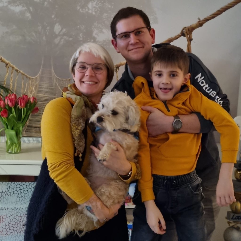 Familienfoto der Oymanns mit ihrem Hund