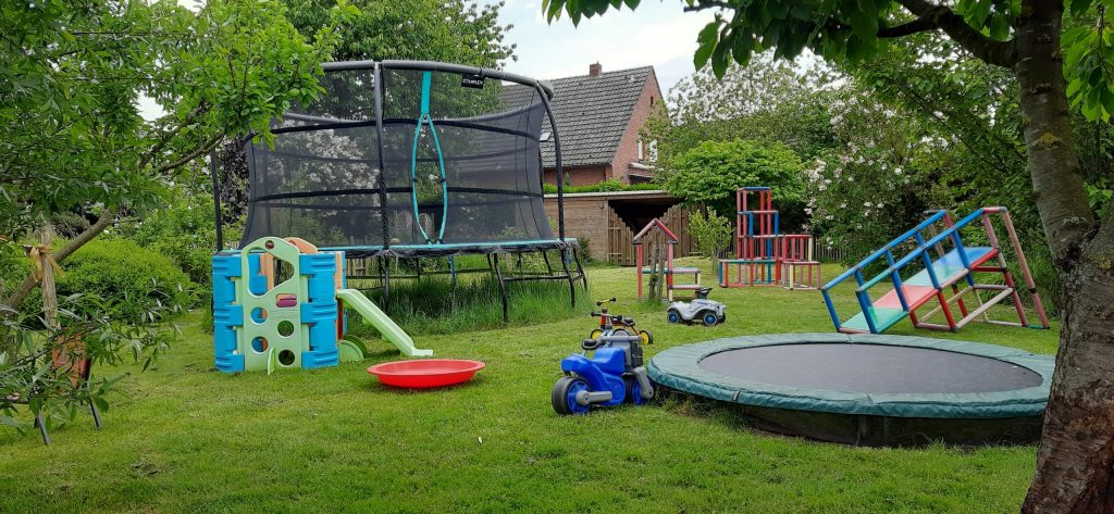Garten mit Trampolin und Kinderspielzeug